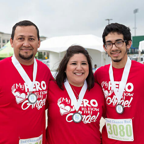 Los participantes de la carrera Dona Vida Texas 2nd Chance Run sonríen para la cámara